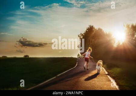 Mädchen, die einen Wanderhund auf Wanderweg machen Stockfoto