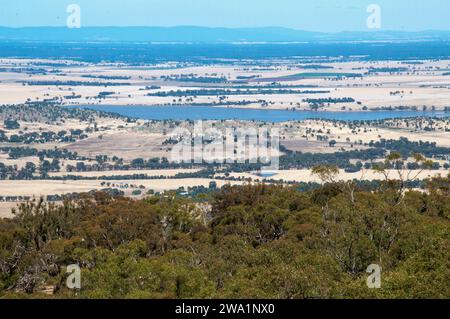 Blick vom Mt Tarrengower, Maldon, über das Laanecoorie Reservoir in Richtung der Grampians (Gariwerd), Victoria, Australien Stockfoto