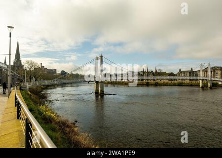 Blick von der Bank Street entlang der Ness Greig Street Bridge in Inverness (Inbhir NIS), Schottland, April 2023 im Frühling mit einigen Wolken in t Stockfoto