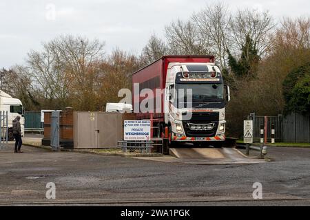 Auf einer Wiegebrücke in Claydon, Suffolk, wird ein Transportwagen mit lebenden Hühnern in Käfige gewogen. Stockfoto