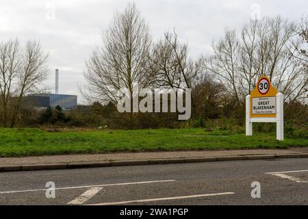 Schild im Dorf Great Blakenham mit Energie aus der Abfallentsorgung im Hintergrund, Great Blakenham, Suffolk Dezember 2023 Stockfoto