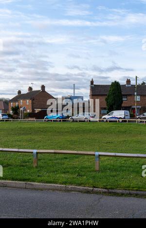 Blick über Gras auf Kirby Rise mit Energie aus der Abfallentsorgung im Hintergrund, Claydon, Suffolk Dezember 2023 Stockfoto