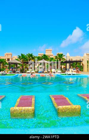 RIU Touareg Hotel Touristen im Swimmingpool und Sonnenliegen in Kap Verde Stockfoto