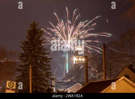 240101Silvester News ID: EN 2024-01-01, das Jahr 2023 ist Geschichte Raketen lassen neues Jahr 2024 Wilkommen heißen Sehmatal-Neudorf. Das Jahr 2023 ist Geschichte. Vergangene Nacht feierten die Menschen auf der ganzen Welt den Jahreswechsel. Raketen und Feuerwerksbatterien begrüßten das neue Jahr. Auch im erzgebirgischen Sehmatal-Neudorf sorgten vorallem Feuerwerksbatterien für ein tolles Himmelsspektakel. Praktikant: An dieser Stelle will ich mich ganz recht herzlich für die gute Zusammenarbeit und für die Aufträge im Jahre 2023 bedanken ich wünsche ihnen für das neue Jahr 2024 alles Gute, vor Stockfoto