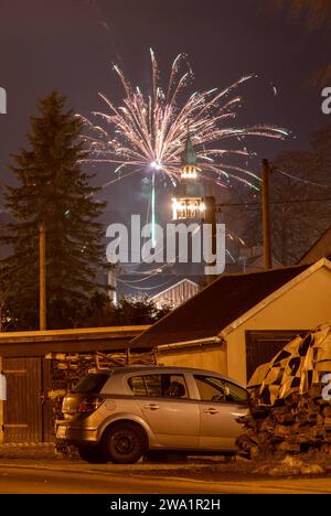 240101Silvester News ID: EN 2024-01-01, das Jahr 2023 ist Geschichte Raketen lassen neues Jahr 2024 Wilkommen heißen Sehmatal-Neudorf. Das Jahr 2023 ist Geschichte. Vergangene Nacht feierten die Menschen auf der ganzen Welt den Jahreswechsel. Raketen und Feuerwerksbatterien begrüßten das neue Jahr. Auch im erzgebirgischen Sehmatal-Neudorf sorgten vorallem Feuerwerksbatterien für ein tolles Himmelsspektakel. Praktikant: An dieser Stelle will ich mich ganz recht herzlich für die gute Zusammenarbeit und für die Aufträge im Jahre 2023 bedanken ich wünsche ihnen für das neue Jahr 2024 alles Gute, vor Stockfoto