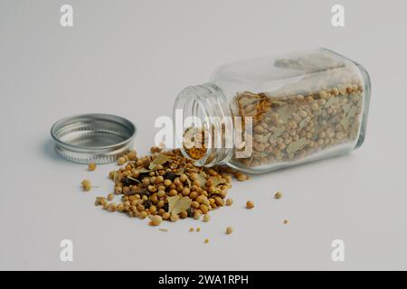 Transparenter Glasbehälter mit Deckel und Gewürzmischung Stockfoto