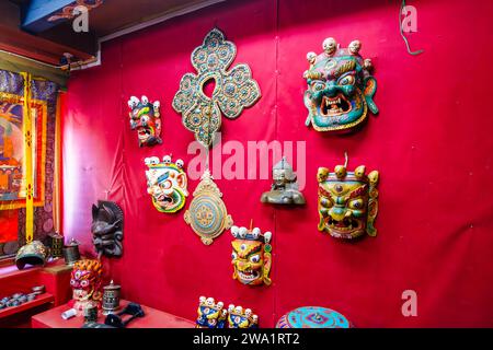 Traditionelle zeremonielle Masken und Souvenirs im Thokmed Yeshey Handicraft & Yathra Production Center, Chumey, Bumthang, Bhutan Stockfoto