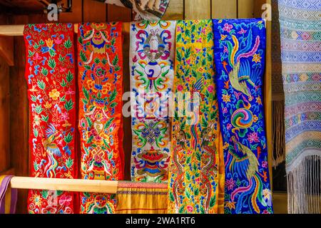 Farbenfrohe traditionelle Tücher und Souvenirs aus Textil im Thokmed Yeshey Handicraft & Yathra Production Center, Chumey, Bumthang, Bhutan Stockfoto