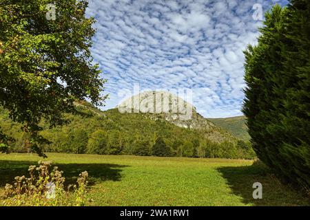 Makrelenhimmel und der felsige Hügel von Calames, Tarascon sur Ariege, französische Pyrenäen, Frankreich Stockfoto