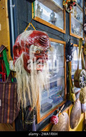 Traditionelle zeremonielle Maske und Souvenirs im Thokmed Yeshey Handicraft & Yathra Production Center, Chumey, Bumthang, Bhutan Stockfoto