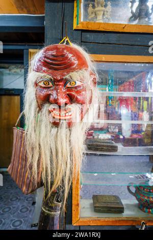 Traditionelle zeremonielle Maske und Souvenirs im Thokmed Yeshey Handicraft & Yathra Production Center, Chumey, Bumthang, Bhutan Stockfoto