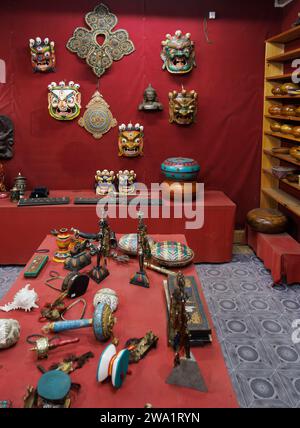 Traditionelle zeremonielle Masken und Souvenirs im Thokmed Yeshey Handicraft & Yathra Production Center, Chumey, Bumthang, Bhutan Stockfoto