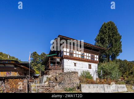 Ein typisches Weberhaus in Chumey (berühmt für seine Yakwolle, bekannt als „Yathra“), Bumthang, Bhutan Stockfoto