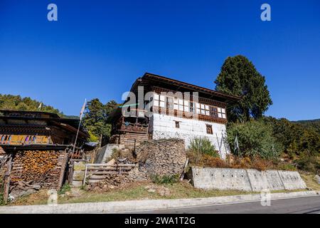 Ein typisches Weberhaus in Chumey (berühmt für seine Yakwolle, bekannt als „Yathra“), Bumthang, Bhutan Stockfoto