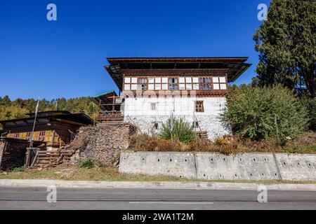Ein typisches Weberhaus in Chumey (berühmt für seine Yakwolle, bekannt als „Yathra“), Bumthang, Bhutan Stockfoto