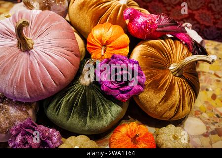 Ein Haufen weicher weicher Weihnachtsdekorationen in den Formen einer violetten Rose und samtstrukturierten pastellfarbenen Früchten Stockfoto