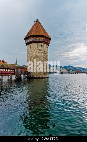 Der ikonische Wasserturm an der Kapellbrücke über die Reuss in Luzern, einer Stadt in der Zentralschweiz Stockfoto