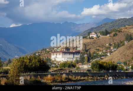 Der berühmte Paro Dzong (Rinpung Dzong) und der Wachturm, ein berühmtes Wahrzeichen Festung, Kloster und historisches Gebäude in Paro, Bhutan Stockfoto