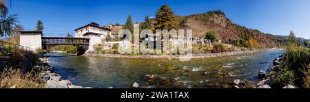 Der berühmte Paro Dzong (Rinpung Dzong) und der Wachtturm, ein berühmtes Wahrzeichen Festung, Kloster und historisches Gebäude in Paro, Bhutan über Paro Chu Stockfoto