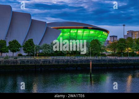SEC Armadillo Auditorium und die OVO Hydro Indoor Arena in der Dämmerung auf dem Scottish Event Campus in Glasgow, Schottland, Großbritannien. Stockfoto