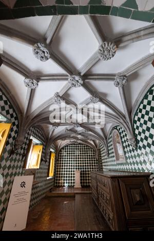 Sakristesaal zur Vorbereitung religiöser Zeremonien im Nationalpalast von Pena in Sintra, Portugal. Stockfoto