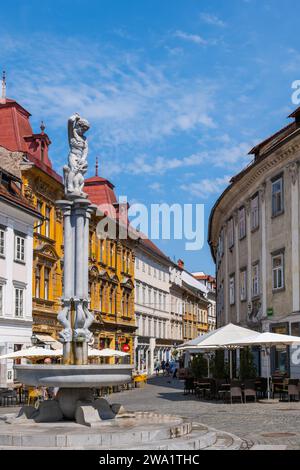 Platz Levstikov trg im historischen Stadtzentrum von Ljubljana in Slowenien. Malerischer Platz in der Altstadt mit Herkules-Brunnen (Herkulov Vo Stockfoto