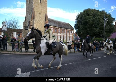 Maldon Essex, Großbritannien. Januar 2024. Die Parade der Puckeridge und Essex Union Hunt entlang der Maldon High Street in Essex UK zu ihrem jährlichen Neujahrstreffen. Quelle: MARTIN DALTON/Alamy Live News Stockfoto