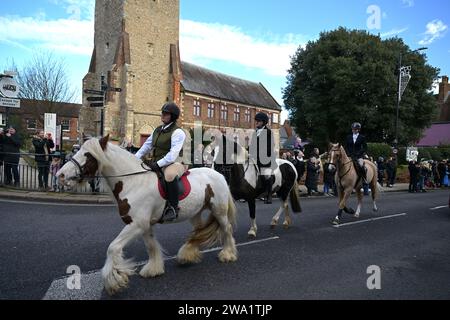 Maldon Essex, Großbritannien. Januar 2024. Die Parade der Puckeridge und Essex Union Hunt entlang der Maldon High Street in Essex UK zu ihrem jährlichen Neujahrstreffen. Quelle: MARTIN DALTON/Alamy Live News Stockfoto