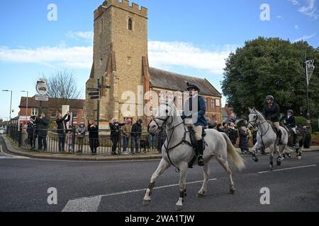 Maldon Essex, Großbritannien. Januar 2024. Die Parade der Puckeridge und Essex Union Hunt entlang der Maldon High Street in Essex UK zu ihrem jährlichen Neujahrstreffen. Quelle: MARTIN DALTON/Alamy Live News Stockfoto