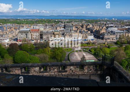 Edinburgh in Schottland, Großbritannien. Stadtzentrum mit Princes Street Gardens, vom Edinburgh Castle aus gesehen. Stockfoto