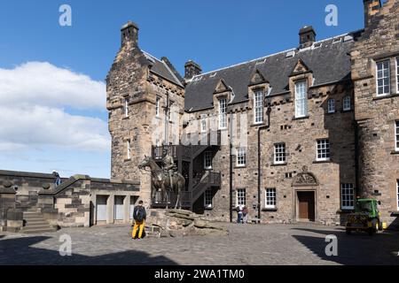 Edinburgh Castle Hospital and Square mit Earl Haig Statue in Edinburgh, Schottland, Großbritannien. Stockfoto