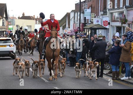 Maldon Essex, Großbritannien. Januar 2024. Die Parade der Puckeridge und Essex Union Hunt entlang der Maldon High Street in Essex UK zu ihrem jährlichen Neujahrstreffen. Quelle: MARTIN DALTON/Alamy Live News Stockfoto