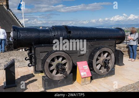 Mons Meg mittelalterliche Bombardekanone aus dem Jahr 1449 in Edinburgh Castle in Edinburgh, Schottland, Großbritannien. Die Kanone wurde von Jehan Cambier Artillerie m gebaut Stockfoto