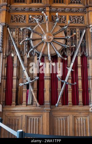 Zweihändige Schwerter und Pistolen im Inneren der Great Hall in Edinburgh Castle, Edinburgh, Schottland, Großbritannien. Stockfoto