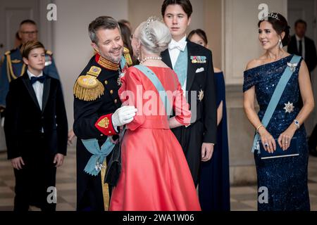 (DATEI) Prinz Vincent, Kronprinz Frederik, Prinz Christian, Prinzessin Josephine und Kronprinzessin Mary werden von Königin Margrethe im Zusammenhang mit Prinz Christian's 18. Geburtstag empfangen, das mit einem Galadinner auf Schloss Christiansborg in Kopenhagen, Dänemark, am Sonntag, den 15. Oktober 2023, gefeiert wird. (Foto: Mads Claus Rasmussen/Ritzau Scanpix) Stockfoto