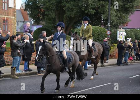 Puckeridge und Essex Union Hunt New Years Parade die Puckeridge und Essex Union Hunt Parade entlang der Maldon High Street in Essex UK zu ihrem jährlichen Neujahrstreffen. Maldon Essex UK Copyright: XMartinxDaltonx Maldon Hunt 010124 MD 294 Stockfoto