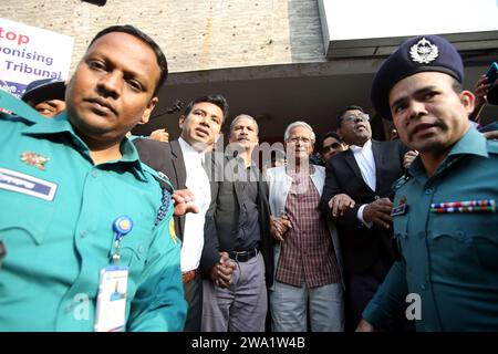 Dhaka, Wari, Bangladesch. Januar 2024. Der Friedensnobelpreisträger Muhammad Yunus (C) verlässt am 1. Januar 2024 ein Gericht in Dhaka. Der Friedensnobelpreisträger Muhammad Yunus wurde am 1. Januar wegen Verletzung der Arbeitsgesetze in Bangladesch verurteilt, in einem Fall, der von seinen Anhängern als politisch motiviert kritisiert wurde. (Kreditbild: © Habibur Rahman/ZUMA Press Wire) NUR REDAKTIONELLE VERWENDUNG! Nicht für kommerzielle ZWECKE! Quelle: ZUMA Press, Inc./Alamy Live News Stockfoto