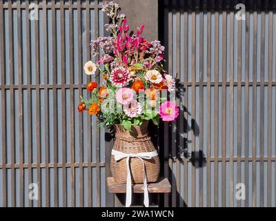 Blumen vor einem Haus in Tsumago, Japan Stockfoto