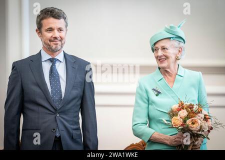 (AKTE) die Danishe Kronprinz Frederik und Königin Margrethe vor der Eröffnung des dänischen parlaments Folketinget im Schloss Christiansborg in Kopenhagen, Dänemark, Dienstag, 4. Oktober 2022. (Foto: Mads Claus Rasmussen/Ritzau Scanpix) Stockfoto