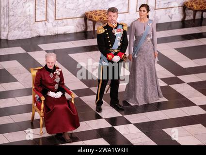 (DATEI) die dänische Königin Margrethe, Kronprinz Frederik und Kronprinzessin Mary nehmen am Dienstag, den 3. Januar 2023, im Schloss Christiansborg, Kopenhagen, Dänemark, Teil. (Foto: Liselotte Sabroe/Ritzau Scanpix) Stockfoto