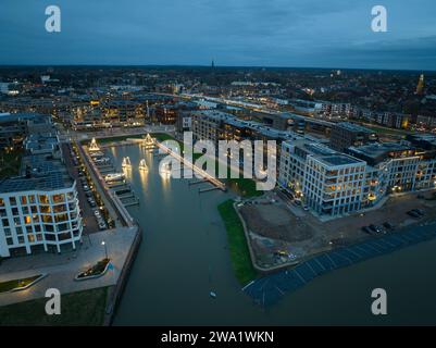 Drohnenansicht eines neuen Wohngebäudes am Noorderhaven in Zutphen in der Dämmerung. Stockfoto