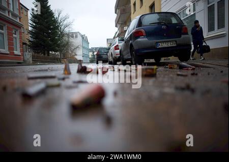 Flensburg, Schleswig-Holstein, Bilder vom Morgen nach der Silvesternacht 2023/2024. Hier: Massen von abgefeuerten und nicht entsorgten Feuerwerk auf Straße und Bürgersteig. Aufnahmne vom 01.01.2024, Flensburg-Sandberg, Bahnhofsumfeld, *** Flensburg, Schleswig Holstein, Bilder vom Vormittag nach Silvester 2023 2024 hier Massen von gefeuerten und unentsorgten Feuerwerken auf Straße und Gehsteig aufgenommen vom 01 01 2024, Flensburg Sandberg, Bahnhofsnähe, Stockfoto