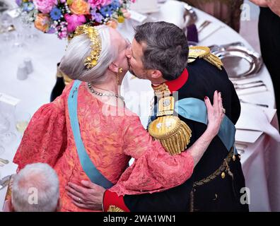 (DATEI) Gala-Tisch auf Schloss Christiansborg anlässlich des 50. Geburtstages des Kronprinzen, Kopenhagen, Dänemark, Samstag, 26. Mai 2018. Königin Margrethe und Kronprinz Frederik nach der Rede der Königin. (Foto: Henning Bagger/Ritzau Scanpix) Stockfoto