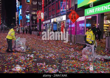New York, Usa. Januar 2024. Arbeiter des Sanitärministeriums der Stadt New York (DSNY) räumen am Times Square auf. Nach der traditionellen Countdown-Feier und dem legendären Ball Drop am Times Square zeigt die Nachwirkungen eine Szene voller Überreste von Konfetti und weggeworfenen Trümmern. Schnell nach der Enthüllung mobilisiert das Sanitärministerium (DSNY) der Stadt New York ein engagiertes Team von Reinigungsarbeitern, um die Mammutaufgabe, den Times Square wieder in seinen unberührten Zustand zu versetzen, schnell in Angriff zu nehmen. Quelle: SOPA Images Limited/Alamy Live News Stockfoto