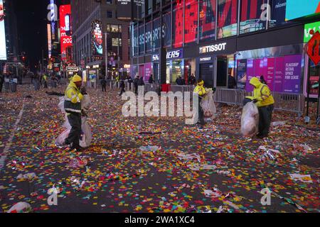 New York, Usa. Januar 2024. Arbeiter des Sanitärministeriums der Stadt New York (DSNY) räumen am Times Square auf. Nach der traditionellen Countdown-Feier und dem legendären Ball Drop am Times Square zeigt die Nachwirkungen eine Szene voller Überreste von Konfetti und weggeworfenen Trümmern. Schnell nach der Enthüllung mobilisiert das Sanitärministerium (DSNY) der Stadt New York ein engagiertes Team von Reinigungsarbeitern, um die Mammutaufgabe, den Times Square wieder in seinen unberührten Zustand zu versetzen, schnell in Angriff zu nehmen. Quelle: SOPA Images Limited/Alamy Live News Stockfoto