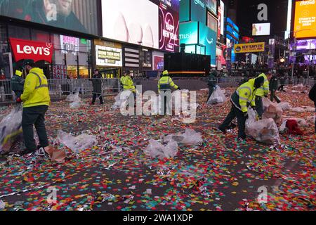 New York, Usa. Januar 2024. Arbeiter des Sanitärministeriums der Stadt New York (DSNY) räumen am Times Square auf. Nach der traditionellen Countdown-Feier und dem legendären Ball Drop am Times Square zeigt die Nachwirkungen eine Szene voller Überreste von Konfetti und weggeworfenen Trümmern. Schnell nach der Enthüllung mobilisiert das Sanitärministerium (DSNY) der Stadt New York ein engagiertes Team von Reinigungsarbeitern, um die Mammutaufgabe, den Times Square wieder in seinen unberührten Zustand zu versetzen, schnell in Angriff zu nehmen. Quelle: SOPA Images Limited/Alamy Live News Stockfoto