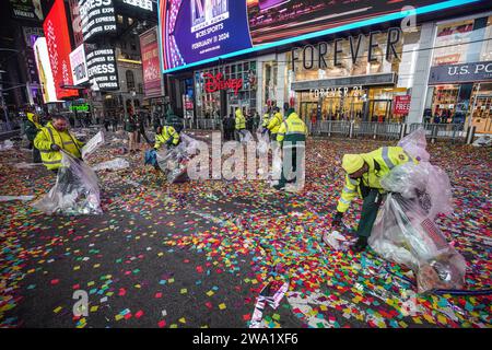 New York, Usa. Januar 2024. Arbeiter des Sanitärministeriums der Stadt New York (DSNY) räumen am Times Square auf. Nach der traditionellen Countdown-Feier und dem legendären Ball Drop am Times Square zeigt die Nachwirkungen eine Szene voller Überreste von Konfetti und weggeworfenen Trümmern. Schnell nach der Enthüllung mobilisiert das Sanitärministerium (DSNY) der Stadt New York ein engagiertes Team von Reinigungsarbeitern, um die Mammutaufgabe, den Times Square wieder in seinen unberührten Zustand zu versetzen, schnell in Angriff zu nehmen. (Foto: Michael Ho Wai Lee/SOPA Images/SIPA USA) Credit: SIPA USA/Alamy Live News Stockfoto