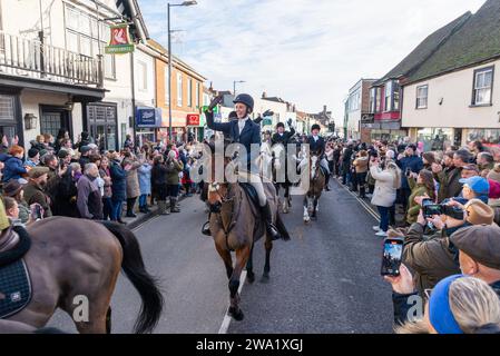 High Street, Maldon, Essex, Großbritannien. Januar 2024. Die Puckeridge and Essex Union Hunt (gegründet durch die Zusammenlegung der Essex mit Farmers & Union Hunt und der Puckeridge Hunt) zogen ihre Pferde und Hunde entlang der Maldon High Street zu ihrem jährlichen Neujahrstreffen. Hunt-Anhänger, Mitglieder der Öffentlichkeit und Action Against Foxhunting Anti-Hunt-Demonstranten nahmen an der Veranstaltung Teil, die für Erfrischungen im Swan Pub Halt machte Stockfoto