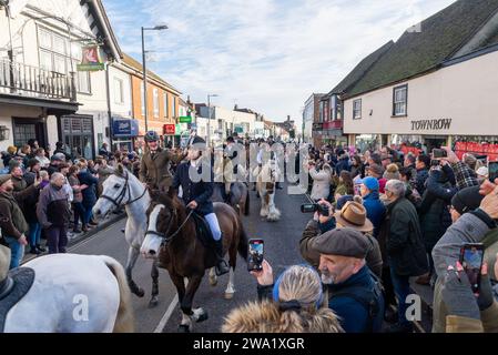 High Street, Maldon, Essex, Großbritannien. Januar 2024. Die Puckeridge and Essex Union Hunt (gegründet durch die Zusammenlegung der Essex mit Farmers & Union Hunt und der Puckeridge Hunt) zogen ihre Pferde und Hunde entlang der Maldon High Street zu ihrem jährlichen Neujahrstreffen. Hunt-Anhänger, Mitglieder der Öffentlichkeit und Action Against Foxhunting Anti-Hunt-Demonstranten nahmen an der Veranstaltung Teil, die für Erfrischungen im Swan Pub Halt machte Stockfoto