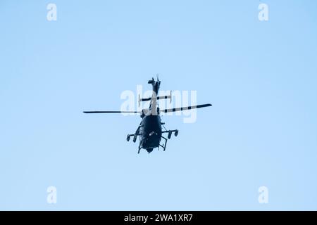 Hubschrauber fliegt am isolierten blauen Himmel Stockfoto